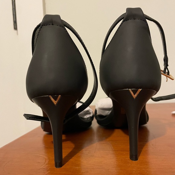 Classy Low-Heel Black Sandals - Picture 4 of 6